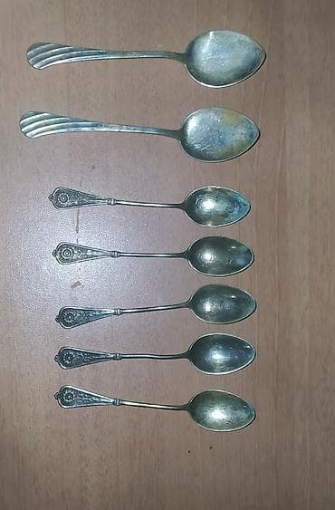 - Metal əsaslı; səthdə patina və rəng açmaları görünür. - -