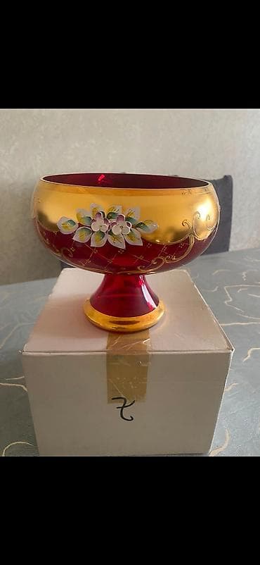 Konfet qabı. Bonema. Yenidir. Baha alınıb. Cütü 90 man