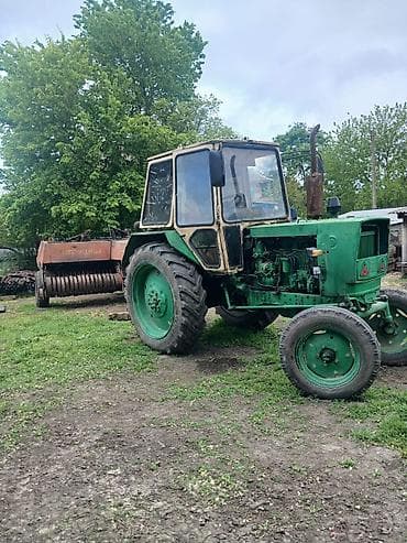 Kənd təsərrüfatı texnikası – traktor və press toplamaq üçün qoşqu