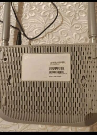 wifi anten: TP-Link şirkətindən olan iki antenli ağ rəngli Wi-Fi router. Evdə — 3