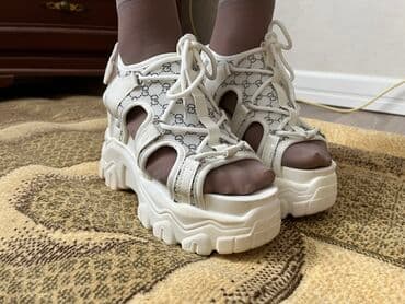 Ölçü: 39, rəng - Ağ, Yeni