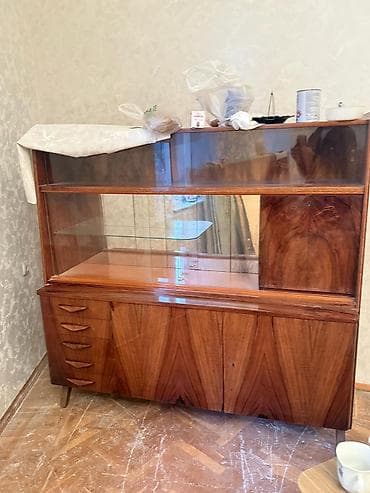 şpon: Retro vitrin-kredens - Material: təbii ağac finişi, zəngin naxışlı — 1