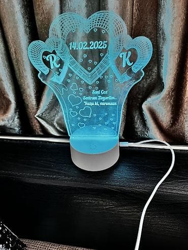 qadin sekilleri: Şəxsi dizaynlı LED akril masa lampası - Üç ürək fiqurlu, lazerlə oyma — 3