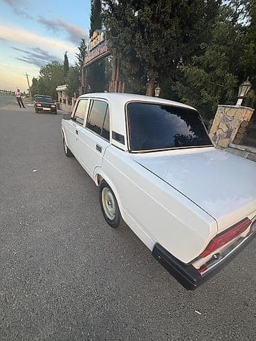 lada vesda: VAZ 2107 sedan – ağ rəng, klassik gövdə dizaynı. ela vezyetdedi hec — 9