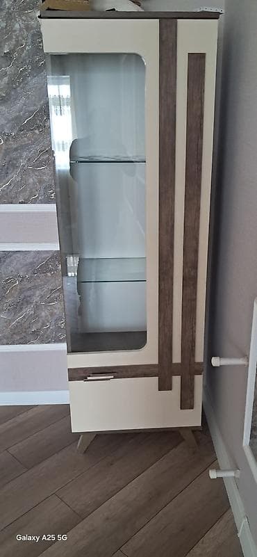 Şüşəli dolab vitrini