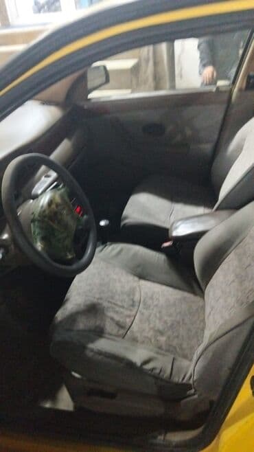 çirkab su maşını: Peugeot 405 (İran istehsalı – Samand/IKCO bazalı sedan) – sarı rəngdə — 8