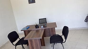 Ofis mebel dəsti - Masa: L‑şəkilli dizaynlı, tünd qoz rəngində