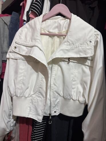 yun jaket modelleri: Ağ rəngli qısa qadın gödəkçəsi - Model: qısa kəsim, bel hissəsi — 1