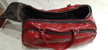 Dəbilqələr: Parlaq qırmızı rəngdə, dəbli görünüşlü çantası. Qısa tutacaqları var — 3