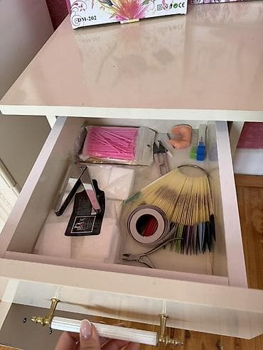 Gözəllik və estetika avadanlığı: Manikür masası və tam ləvazimat dəsti Məhsul tərkibi: - Klassik — 3