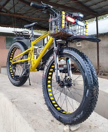 velesiped: Fatbike dağ velosipedi. 26 4x – tam avadanlıqlı, işıqlarla və səbətlə — 2