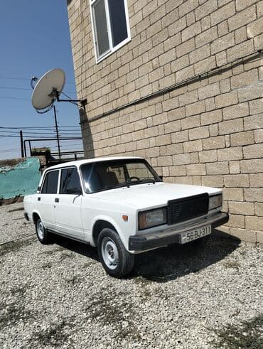 traktor altlıqlı ağ bosonojkalar: Ağ rəngli VAZ-2107 avtomobili, dörd qapılı sedan kuzov tipinə — 2