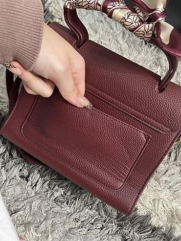 Çantalar: Qadın çantası – tünd bordo rəngdə, qranulyar teksturalı dəridən. Ön — 3