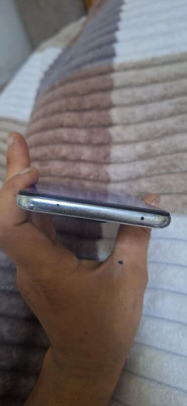 işlənmiş telfonlar: Redmi smartfon Xüsusiyyətlər: - Ekran: Tam ekran dizayn, mərkəzdə — 2