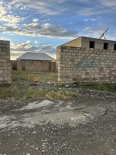 emlak gence: Sahə: hasarlanmış həyətyani torpaq sahəsi Təsvir: - Tam daş hasarlı — 4