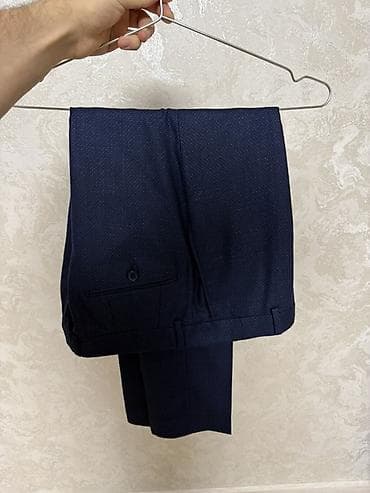 prokat paltar: SUVARİ kişi kostyumu – klassik tünd göy rəngdə, xırda naxışlı parça. - — 2