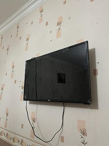 shivaki 82 ekran: Divarda quraşdırılmış qara rəngli televizor. Bu cihaz müasir ev və ya — 2