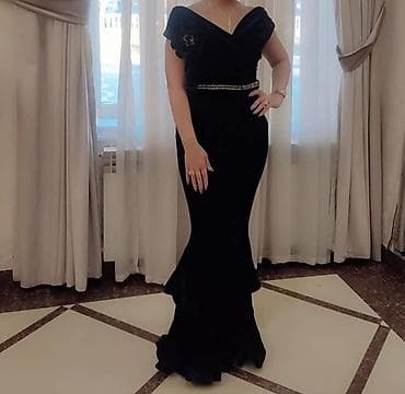 - Model: uzun, balıq kəsimli siluet; ətək hissəsi kaskad-volan detallı