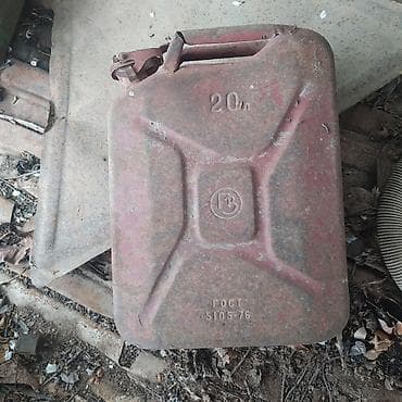 Dəmir bidon 20 litir tutur yaxşı vəziyyətdədir. biri 10 .15 m