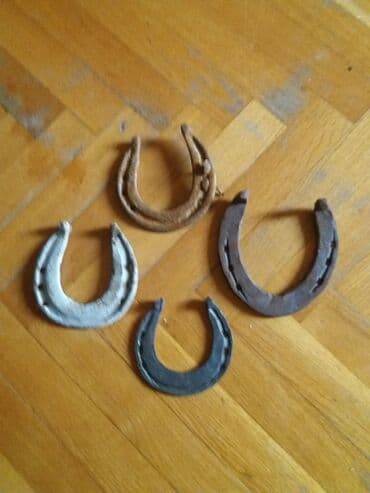 qədim romada əsgər ayaqqabısı: Dörd ədəd nal dəsti, müxtəlif rənglərdə və ölçülərdə. Bu nallar — 1