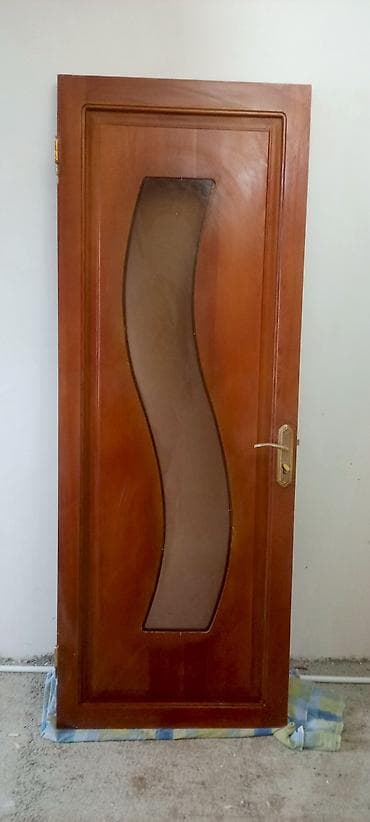 qapi demir qapi seyf qapi: Taxta iç otaq qapısı – şüşəli model 2 ədəddir karopkalari var - — 2
