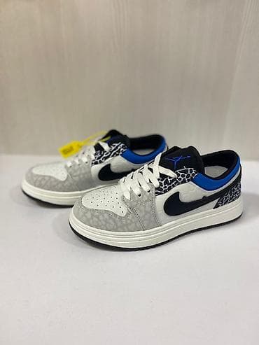 Sneaker – aşağı profilli model, qarışıq materiallı üst hissə və qalın