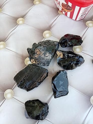 toy dekoru: 51 ədəd Tünd qara rəngli obsidian . Xüsusiyyətlər: - Rəng: dərin qara — 4