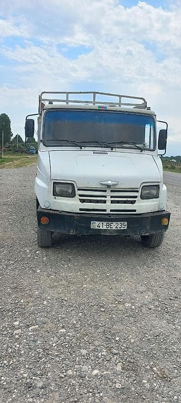 maşın roları: Maşın: Ağ rəngli yük avtomobili (dördtəkər arxada ikili), açıq bortlu — 1