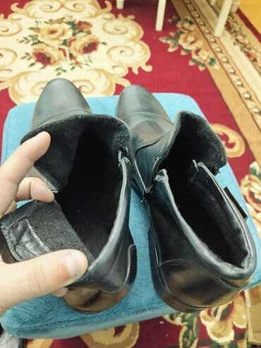 Qışlıq kişi botları - Material: hamar qara dəri üstlük - Daxili: isti