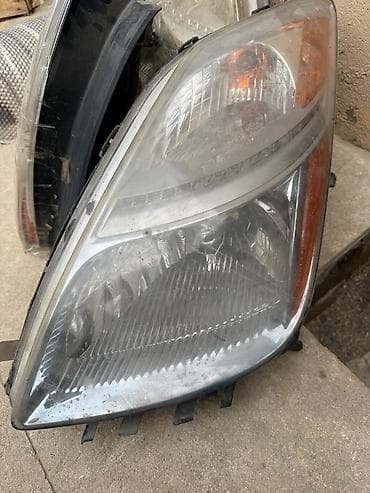 Prius faralari bir terefin ust susesi qiriqdi umumiyetle faralarda is