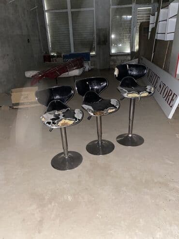 где можно купить барные стулья: Üç ədəd bar oturacağı dəsti. Oturacaqlar qara rəngdədir və metal baza — 3