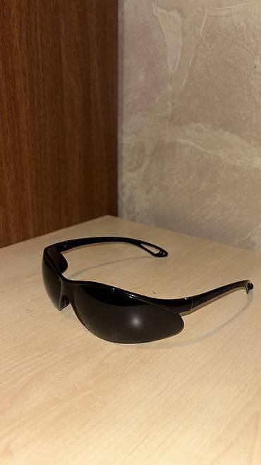 optik eynək modelləri: Qara idman üslublu gün eynəyi - Tam qara rəngdə, yekparə linzalı — 5