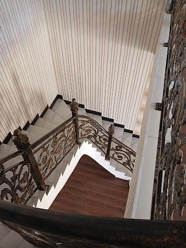 7 mkr satilan evler: Satılır: həyət evi/villa - İki mərtəbəli, sütunlu fasadlı geniş həyət — 10
