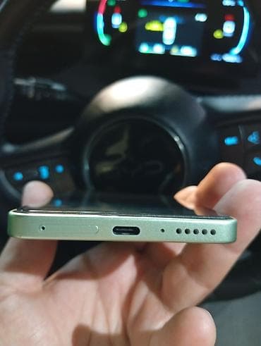 Məhsul: Redmi Note 13 - Rəng: Açıq yaşıl (şüşə arxa, düz metal kənar — 3