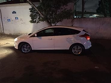 kia ceed oluxana: Ford Focus: 1.6 l | 2014 il 83000 km Sedan — 5