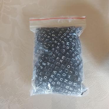 Qara plastik kvadrat hərf muncuqlar - İçlik deşikli – elastik sap, ip