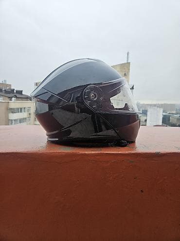 idman kaskası: Motodəbilər üçün tam üzlü (full-face) qara dəbilqə Xüsusiyyətlər: - — 1