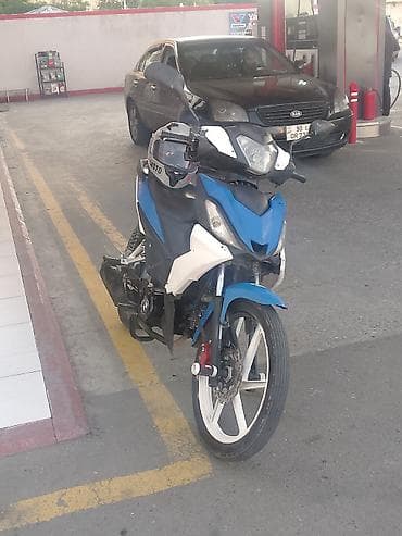 electro skuter: Moped/motosiklet – sport üslubunda, mavi-ağ-qara rəng kombinasiyası — 1