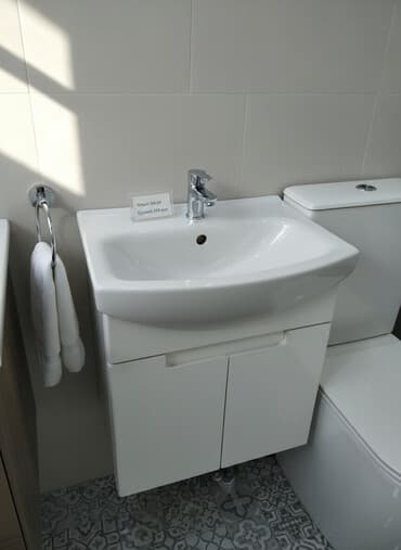 мойка шкаф для кухни: Ağ rəngdə asma Çanaq və altlıq dəsti, məhdud məkanlar üçün ideal həll — 1