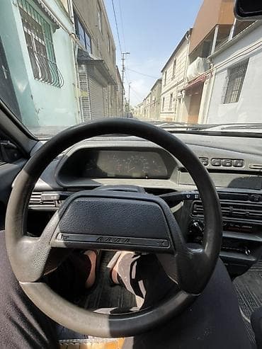 r16 disk 4 bolt: VAZ 2115 avtomobili, gümüşü rəngdə sedan kuzovlu modeldir. Şəkillərdə — 4