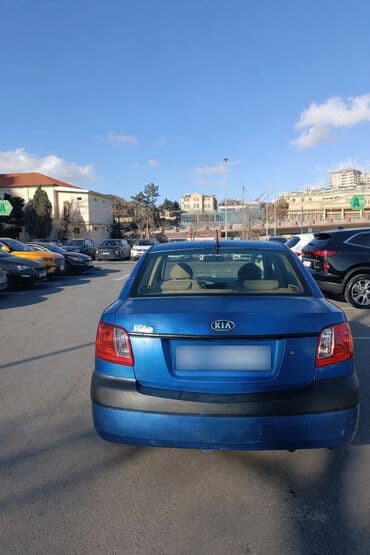 Motonəqliyyat: Kia Rio sedan – mavi rəng, 4 qapı. Texniki və dizayn xüsusiyyətləri — 2
