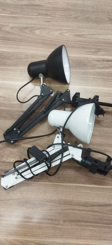 Masaüstü qollu lampa. Masanın qırağına bərkidilə və ya yumru dayağın