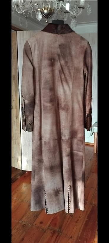 İtalia.Milan.
Təbii,Dəri.
M,38,(R)
Boy,175,185,sm. 

5098 € alınıb — 2