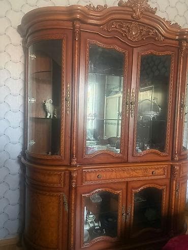 qapı kantı: Klassik üslubda vitrin-bufet - Material: təbii taxta karkas, qoz — 4