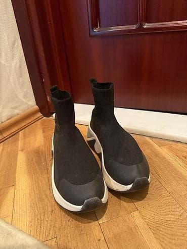 polo ayaqqabı: Yüksək boğazlı, corab tipli qara rəngli idman ayaqqabıları. Ağ və boz — 1