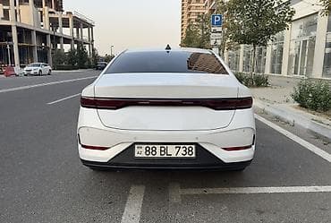 2107 ehtiyyat hisseleri: Ağ rəngli, 4 qapılı sedan. Dinamik, aerodinamik kuzov dizaynı, iri — 5