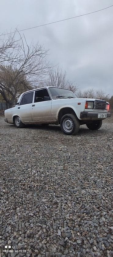 güzgü kamera: VAZ 2107, ağ rəng, sedan kuzov. Texniki xüsusiyyətlər: - Benzin — 3