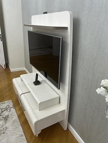 franko smart tv: Ağ rəngli TV stendi və paneli - Müasir dizayn: yüksək parlaq ağ səth — 2