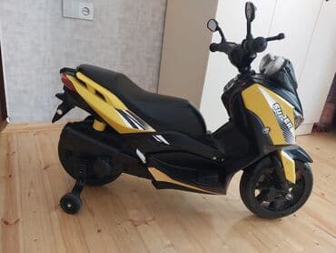 uşaq ucun maşınlar: Uşaqlar üçün hazırlanmış, qara və sarı rənglərdə elektrik skuteri. Bu — 2