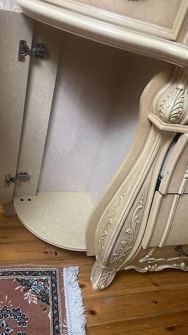 tək qorka: Klassik üslubda vitrin-bufet - Rəng: krem/bej, qızılı relyef — 4